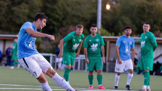 Martin Gert verwandelte diesen Elfmeter zwar zum 1:3 für den FSV Blau-Weiss Idar-Oberstein beim VfR Baumholder II, doch am Ende