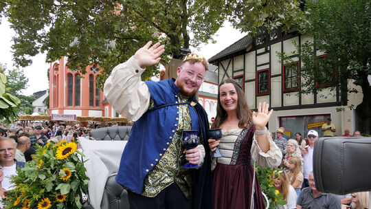 Bei „ihrem“ Heimersheim Weinfestzug 2024: Weinmajestät Felix I. Lüdenbach und Hofdame Marie Heimermann. Bei „ihrem“ Heimersheim Weinfestzug 2024: Weinmajestät Felix I. Lüdenbach und Hofdame Marie Heimermann.