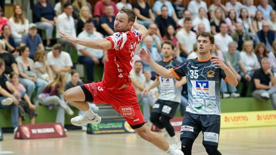 HVV-Spieler Joshua Reuland (am Ball) erzielte 13 Treffer, doch auch er konnte die Vallendarer Niederlage nicht abwenden. HVV-Spieler Joshua Reuland (am Ball) erzielte 13 Treffer, doch auch er konnte die Vallendarer Niederlage nicht abwenden.