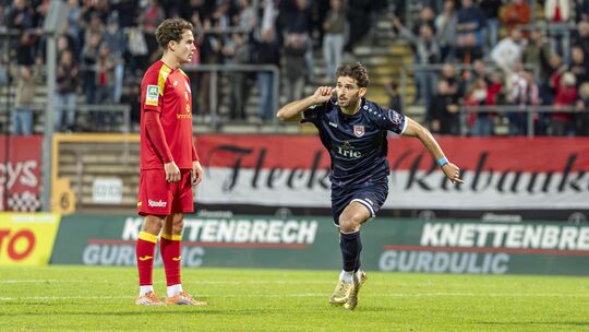 Joker Elsamed Ramaj (in Blau) bejubelt seinen Siegtreffer gegen die SG Wattenscheid (in Rot). Endlich gelang den Sportfreunden S