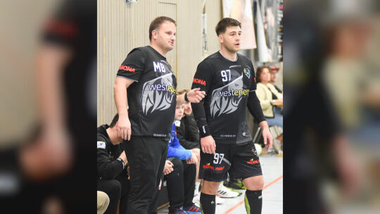 Philip Gehres (rechts) musste im ersten Heimspiel seiner HSG Nahe-Glan verletzt vom Feld. Links: Trainer Mark Bertram.
