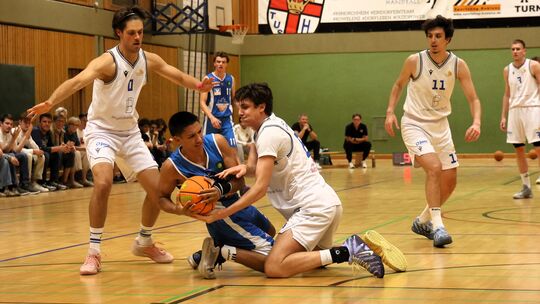 Hier zwar nicht den Ball, aber sonst alles im Griff hatten die Horchheimer Basketballer (in Weiß) beim Heimsieg über Dürkheim/Sp