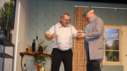 Papa Benno Brummer und Hausmeister Erwin Hammer haben die gut bestückte Hausbar zum Familienmitglied erklärt und lassen ihr vers