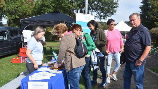 Zahlreiche Besucher schlenderten über die Messe und stöberten an den Ständen oder informierten sich, wie am Stand der milchwirts
