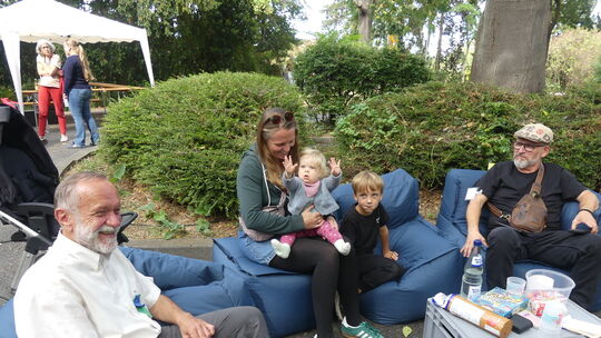 Auf dem von der Stadtjugendförderung mitgebrachten „City-Sofa“ machten es sich diese Besucher des Parking Days bequem. Auf dem von der Stadtjugendförderung mitgebrachten „City-Sofa“ machten es sich diese Besucher des Parking Days bequem.