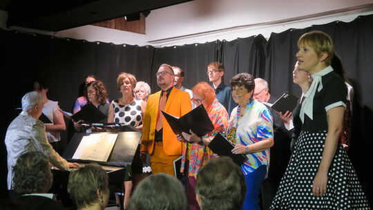 Unter dem Titel „Ein bisschen Grand Prix" sang der Genoveva-Chor Mayen ältere Chansons, die beim Musikwettbewerb erfolgreich war