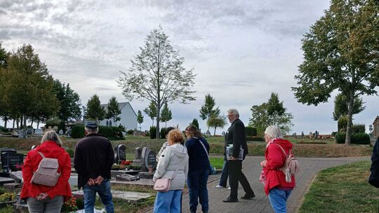 Bei seiner Führung über den Friedhof gab Oliver Warth Einblicke in dessen Geschichte und zeigte, wie sich Bestattungskultur und