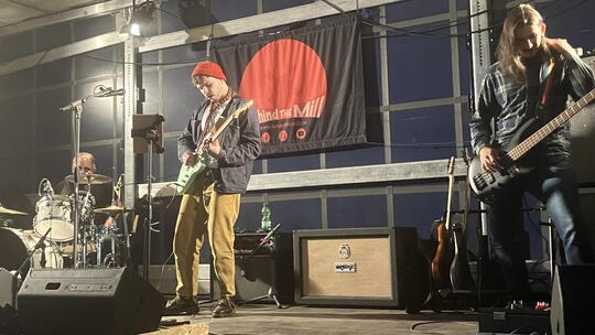 Als jüngste Band des Abends steuerte das Trio „Behind The Mill“ aus Langenhahn die ersten Livetöne zu dem rundum gelungenen Bunt