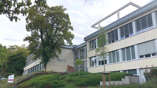 Die Realschule plus in Cochem braucht dringend mehr Räume. Nun soll hier ein Anbau für Abhilfe schaffen. Der Kreistag gab den St Die Realschule plus in Cochem braucht dringend mehr Räume. Nun soll hier ein Anbau für Abhilfe schaffen. Der Kreistag gab den St