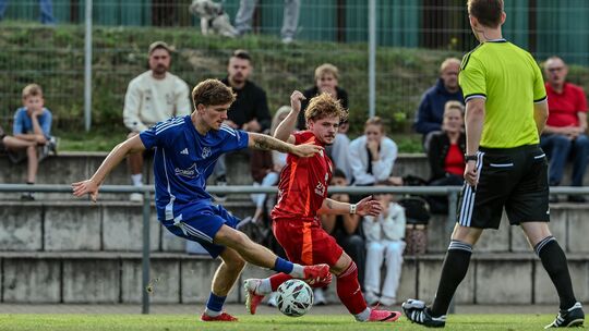 Lucas Christof (links) und sein SV Laubach unterlagen nach 2:0-Führung noch mit 2:3 beim FSV Trier-Tarforst um Dustin Knürr.


F