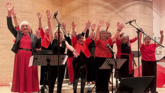Frauenchor Chorios: Partystimmung mit "It' Raining Men"
