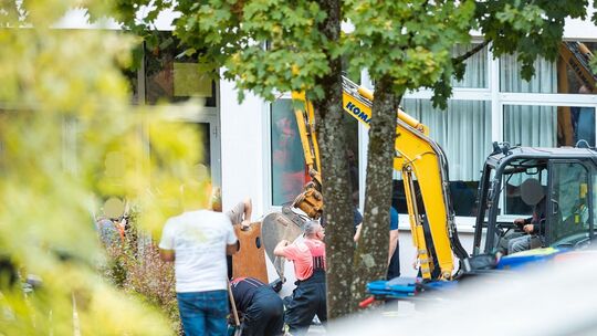 Kind in Schacht gerutscht - Rettungsmaßnahmen laufen an Kind in Schacht gerutscht - Rettungsmaßnahmen laufen an