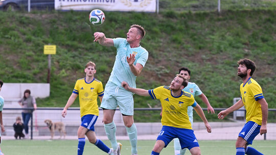 Der Sinziger Maximilian Eisenhut (am Ball) brachte den SC mit seinen beiden Toren auf die Siegerstraße bei der SG Dernau (gelbe