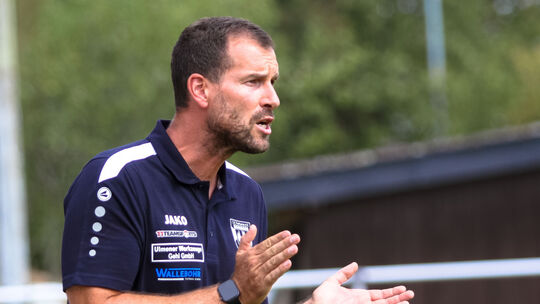 Applaus von Trainer Manuel Back: Sein SV Ulmen schlug im Spitzenspiel die zuvor makellose SG Eifel-Mitte Lissendorf mit 3:1.