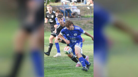 Erneut Torschütze des FC Schmittweiler-Callbach: Tim Glas (blaues Trikot). Erneut Torschütze des FC Schmittweiler-Callbach: Tim Glas (blaues Trikot).