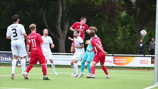 Das 5:5 in der vierten Minute der Nachspielzeit auf dem Kaiserberg: Malbergs Justin Nagel (in Rot, hinten) köpft den Ball zum En