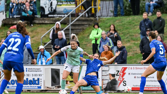 Carolin Schraa (am Ball) war die auffälligsten Spielerin beim 2:1-Sieg der SG 99 Andernach gegen den Bundesligaabsteiger aus Jen