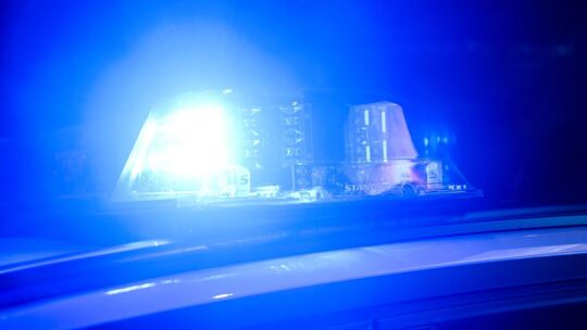 Die Polizei sucht zwei E-Scooter-Fahrer, die in einen Unfall verwickelt waren.