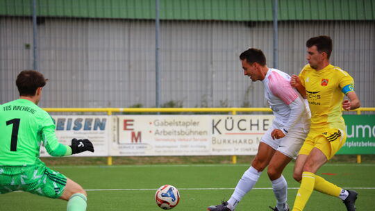 Robin Gründer (in Weiß) lässt Manuel Kleid stehen und überwindet Leon Sonne zum 1:0 für den SV Strimmig beim 3:0-Spitzenspielsie