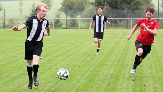 Jannik Nau (links) erzielte das zwischenzeitliche 3:0 für den SV Rengsdorf beim Spiel in Raubach gegen die SG Puderbach II (rote