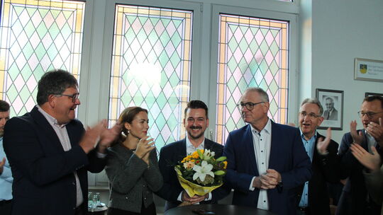 Nach der gewonnenen Wahl gratulierte Uwe Bruchhäuser (3. von rechts) dem Wahlsieger Oliver Krügel (3. von links). Dazu applaudie