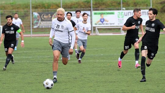 Diego Brustolon (am Ball) erzielte im Verfolgerduell bei der SG Weißenthurm (in Schwarz) den zwischenzeitlichen 1:2-Führungstref