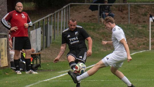 Eine erstklassige B-Klassen-Partie lieferten der SV Winterbach II (weiße Trikots) und die SG Hochstetten/Nußbaum ab, die mit ein Eine erstklassige B-Klassen-Partie lieferten der SV Winterbach II (weiße Trikots) und die SG Hochstetten/Nußbaum ab, die mit ein