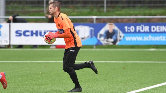 Als Spieler kennt man Lukas Haubrich. Nach mehreren Ausfällen auf der Torwartposition musste der Trainer der SG Berod-Wahlrod in