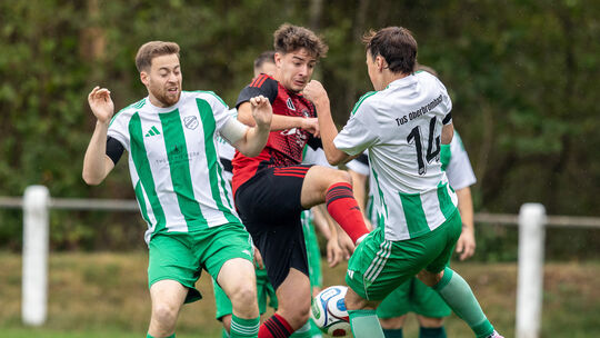 Tim Ackermann (Mitte) versucht, sich gegen zwei Oberbrombacher durchzusetzen. Am Ende gewann Ackermanns SV Weiersbach 9:1. Tim Ackermann (Mitte) versucht, sich gegen zwei Oberbrombacher durchzusetzen. Am Ende gewann Ackermanns SV Weiersbach 9:1.