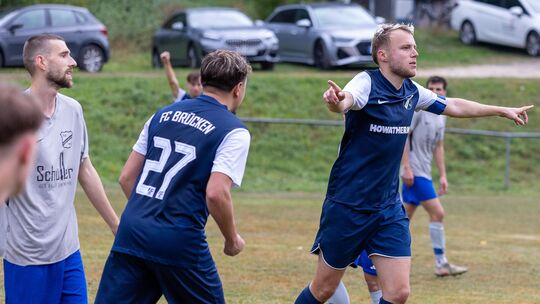 Dennis Peters (rechts) völlig losgelöst. Mit einem lupenreinen Hattrick machte er innerhalb von 15 Minuten aus einer 3:2-Führung Dennis Peters (rechts) völlig losgelöst. Mit einem lupenreinen Hattrick machte er innerhalb von 15 Minuten aus einer 3:2-Führung