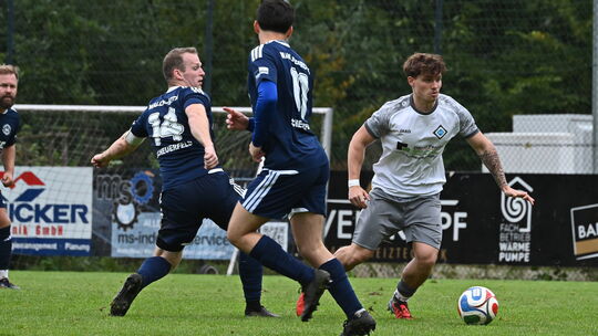 Denis Olejnikov (weißes Trikot) und die SG Alpenrod versuchten es – die starke Wallmenrother Defensive war aber nicht zu überwin Denis Olejnikov (weißes Trikot) und die SG Alpenrod versuchten es – die starke Wallmenrother Defensive war aber nicht zu überwin