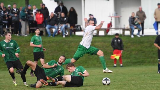 Jetzt hat es auch den TuS Niederahr erwischt: Mit vereinten Kräften gelang es dem holprig gestarteten Bezirksliga-Absteiger SG H Jetzt hat es auch den TuS Niederahr erwischt: Mit vereinten Kräften gelang es dem holprig gestarteten Bezirksliga-Absteiger SG H