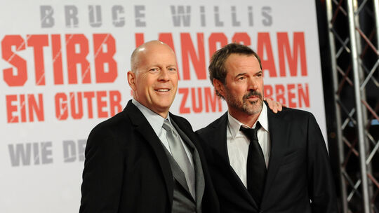Die Schauspieler Bruce Willis und Sebastian Koch im Jahr 2013 in Berlin bei der Premiere des Films „Stirb langsam - Ein guter Ta