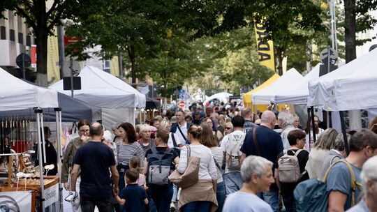 Auf dem 30. Kunsthandwerkermarkt in der Schloßstraße mit Verkaufsständen und Gastronomie ist bereits Samstagmittag sehr viel los