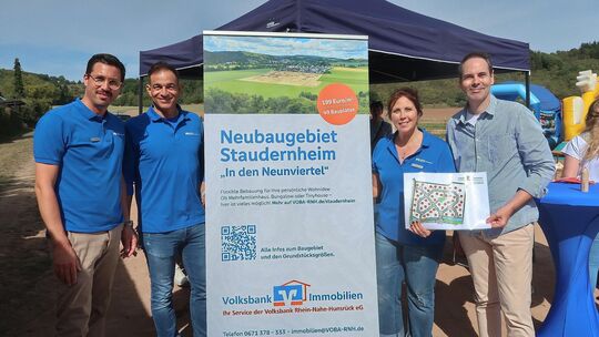 Mit Christian Klingler (von links) für die Immobilienvermittlung und die Baufinanzierung, Lars Hoffmann, dem Leiter Immobilien,