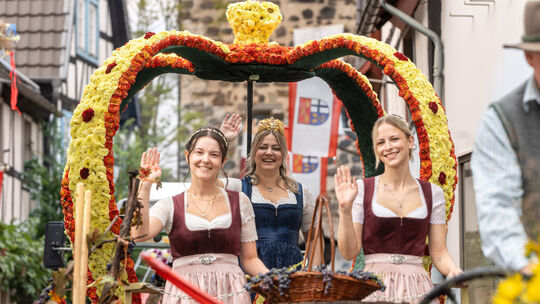 Sie sind die wichtigsten Akteure beim Blumenkorso in Erpel: Weinkönigin Celina nebst Prinzessinnen Kira und Gina. Sie sind die wichtigsten Akteure beim Blumenkorso in Erpel: Weinkönigin Celina nebst Prinzessinnen Kira und Gina.