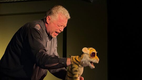 Stefan Maatz vom Theater „Con Cuore“ beim Kindertheater „Tigerwild“ im Kreml Kulturhaus mit vollem Einsatz.