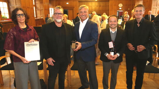 Der Vorsitzende des Koblenzer Bürgervereins Markus Artz (3. von links) überreicht Jens Ternes (2. von links) den Preis, die klei