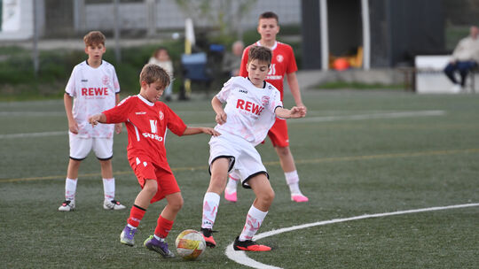 Noah Janke (weißes Trikot, hier im Zweikampf mit Tom Bruch) bewies mit den D-Junioren der JSG Lahn gegen den JFV Oberwesterwald