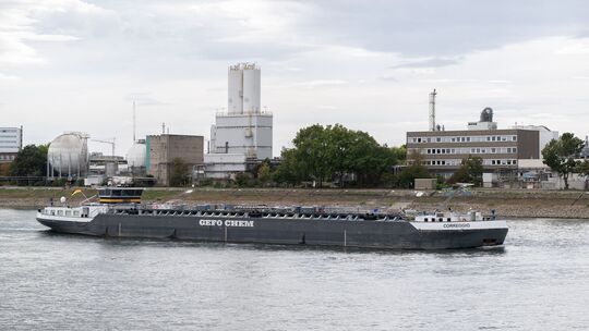 Güterschiff auf dem Rhein