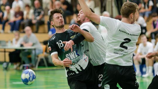 Im Duell zwischen dem HC Koblenz (schwarze Trikots) und TV Bad Ems ging es kräftig zur Sache. Hier wird der Koblenzer Kris Juene