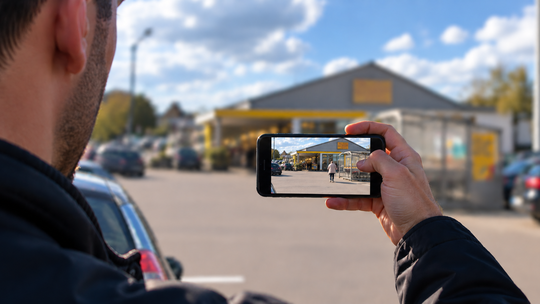 Ein Mann sorgt in einem Hunsrückort für Unruhe: Er soll Menschen ungefragt filmen, Passanten bedrängen und im Internet Vorwürfe