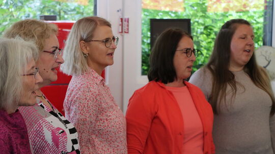 Die sangesfreudigen Damen des neuen Montabaurer A-cappella-Pop-Chores sind mit Begeisterung bei der Sache.