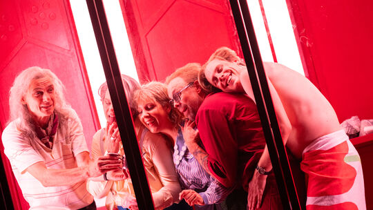 Gruppenkuscheln in der Sauna: Für einen kurzen Moment scheint die Welt in „Meine Kirschen, mein Garten, mein Geld“ in Ordnung. Gruppenkuscheln in der Sauna: Für einen kurzen Moment scheint die Welt in „Meine Kirschen, mein Garten, mein Geld“ in Ordnung.