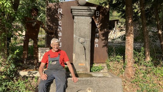 Der Brunnen am Ortsrand von Ediger-Eller wurde vor fast 30 Jahren von Maurermeister Richard Kranz gebaut. Ihm zu Ehren hat Dorfs
