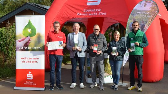 Sie eröffneten vor dem Bad Marienberger Wildpark die dritte Wäller Spendenwanderung (von links): Andreas Reingen, Klaus Lütkefed