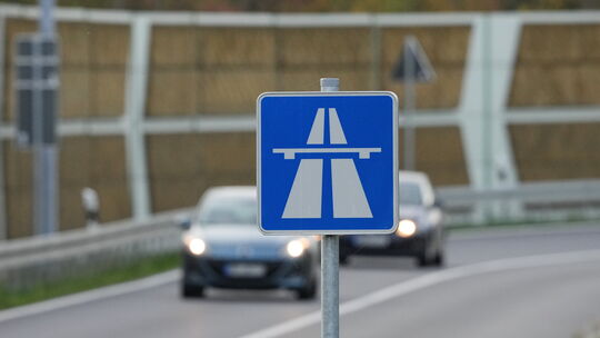 Bei Höhr-Grenzhausen entsteht eine neue Überführung über die A48. Wegen der Bauarbeiten steht jetzt erneut eine Vollsperrung der Bei Höhr-Grenzhausen entsteht eine neue Überführung über die A48. Wegen der Bauarbeiten steht jetzt erneut eine Vollsperrung der