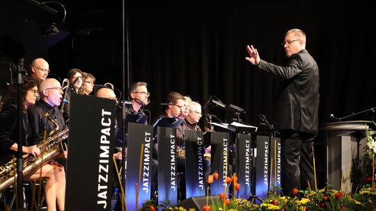 „Jatzzimpact“ brachten Swing, Jazz, Pop, Funk und Latin in die neue Neuwieder Stadthalle. „Jatzzimpact“ brachten Swing, Jazz, Pop, Funk und Latin in die neue Neuwieder Stadthalle.