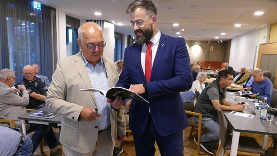 Politikwissenschaftler Enrico Fels (rechts), hier begrüßt von Sektionsleiter Josef Schmidhofer, berichtete bei der Sektion Bad N