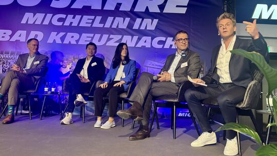 In einer Podiumsrunde verkündete Industriedirektor Thirapol Muengnao (2. von links) mit Silvia Mata Nestares, Vize-Präsidentin N